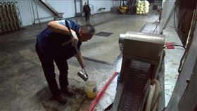 高市啟動夜鷹專案　查獲食品廠夜間偷排廢水高雄市環保局啟動「夜鷹專案」稽查，於18日深夜至19日凌晨進行不定時、不定點夜間稽查，在大發工業區查獲一家食品廠涉排放未處理廢水。（高市環保局提供）中央社記者陳朝福傳真　108年11月19日