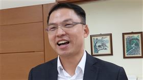 高市議員黃文益批韓太平島挖石油是欺騙民進黨籍高雄市議員黃文益（圖）19日在高雄市議會質詢時表示，礦業法規定，地方政府有權取得礦業權，但高雄市政府被問到太平島挖石油時都推責任給中央政府；高市府連地主都不是，只有行政管轄權，高雄市長韓國瑜從頭到尾在糊弄，甚至還說要修法，根本是騙局。中央社記者王淑芬攝  108年11月19日