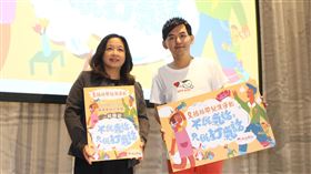 兒盟公布言語暴力調查　邀黃子佼任愛心大使兒童福利聯盟文教基金會19日在台北舉行記者會，執行長白麗芳（左）會中公布台灣兒少受言語暴力經驗調查結果，並邀請藝人黃子佼（右）任愛心大使，共同呼籲家長「不說氣話，只說打氣話」。中央社實習記者蕭惠敏攝  108年11月19日