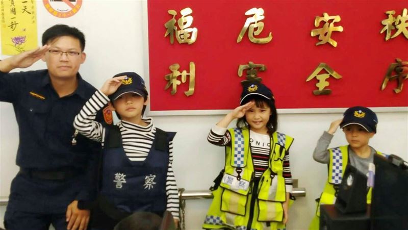 淡水警新血報到　齊聲萌喊我要當警察