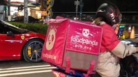 法拉利熊貓,女熊貓,女外送員(圖/翻攝自爆廢公社)