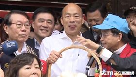 ▲韓國瑜拜廟發放「發財金」，見學童就「摸頭」引發爭議