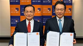 商研院攜手東京之星　化高齡化問題為新經濟動能財團法人商業發展研究院董事長許添財（左）率團赴日，18日與東京之星銀行總經理佐藤誠治（右）簽署合作備忘錄（MOU），將共同就高齡化問題新商機進行調研分析。（商研院提供）中央社記者廖禹揚傳真　108年11月19日