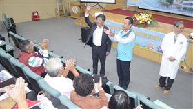 衛福部嘉義舉辦長照知能認證里長授證衛生福利部19日到所屬嘉義縣朴子醫院辦理「長照知能認證里長授證」活動，邀請各鄉鎮村里長擔任推動長照2.0的重要角色，衛福部長陳時中（左）在嘉義縣長翁章梁（中）、朴子醫院院長蔡宗龍（右）陪同下出席。中央社記者蔡智明攝　108年11月19日