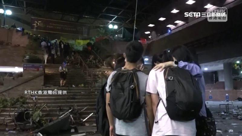 港警強攻理大　逾50校長入校營救