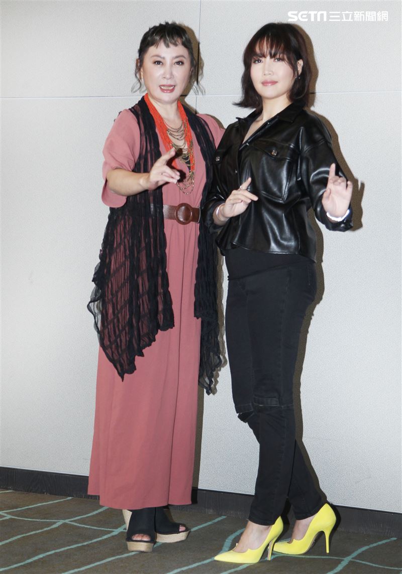 L-Ain演唱忠孝節義第三單元主題曲，陳亞蘭特別獻花致謝。（記者邱榮吉/攝影）