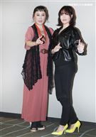 L-Ain演唱忠孝節義第三單元主題曲，陳亞蘭特別獻花致謝。（記者邱榮吉/攝影）