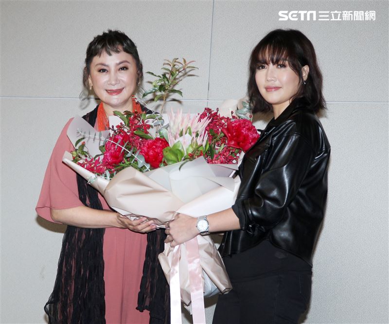 L-Ain演唱忠孝節義第三單元主題曲，陳亞蘭特別獻花致謝。（記者邱榮吉/攝影）