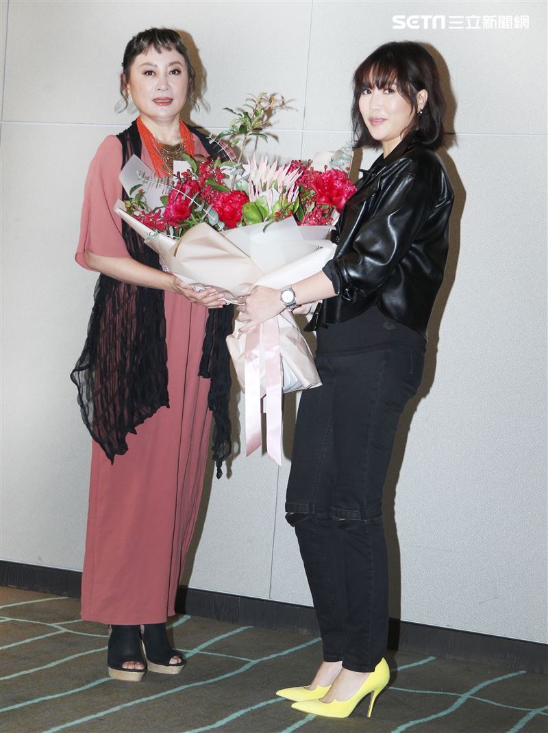 L-Ain演唱忠孝節義第三單元主題曲，陳亞蘭特別獻花致謝。（記者邱榮吉/攝影）