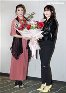 L-Ain演唱忠孝節義第三單元主題曲，陳亞蘭特別獻花致謝。（記者邱榮吉/攝影）