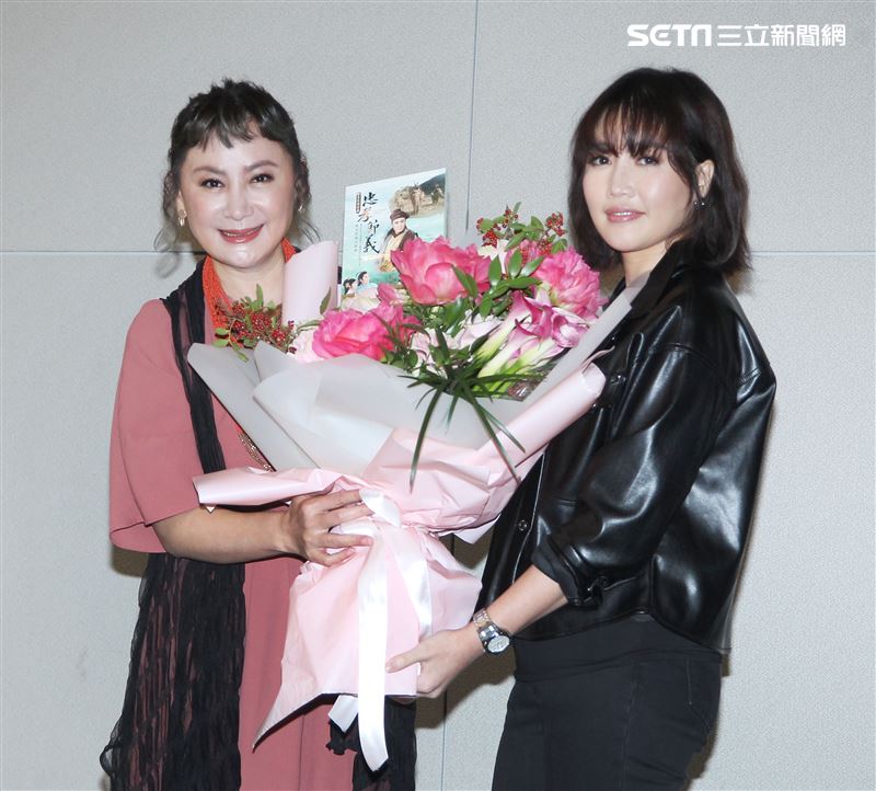 L-Ain演唱忠孝節義第三單元主題曲，陳亞蘭特別獻花致謝。（記者邱榮吉/攝影）