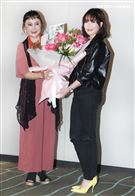 L-Ain演唱忠孝節義第三單元主題曲，陳亞蘭特別獻花致謝。（記者邱榮吉/攝影）