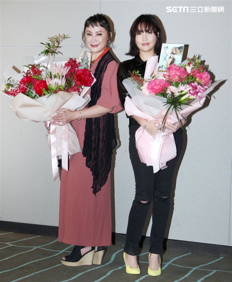 L-Ain、陳亞蘭相互獻花為對方加油。（記者邱榮吉/攝影）