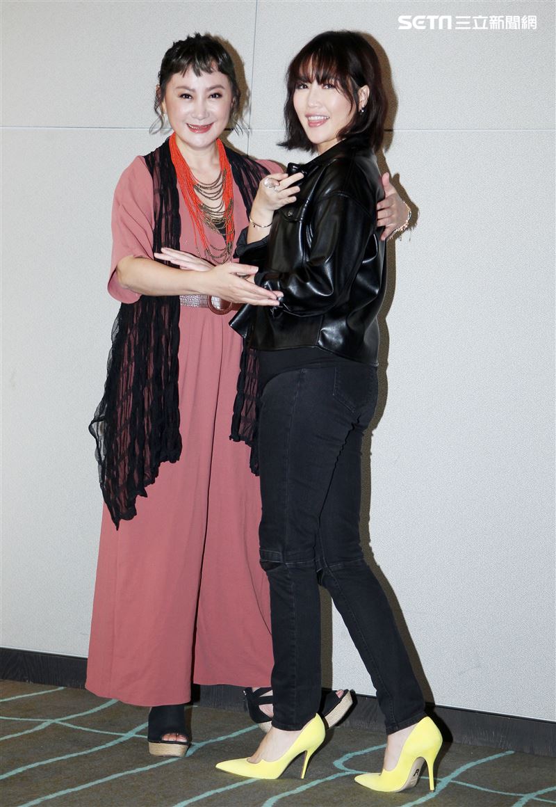 L-Ain演唱忠孝節義第三單元主題曲，陳亞蘭特別獻花致謝。（記者邱榮吉/攝影）