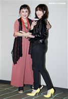 L-Ain演唱忠孝節義第三單元主題曲，陳亞蘭特別獻花致謝。（記者邱榮吉/攝影）