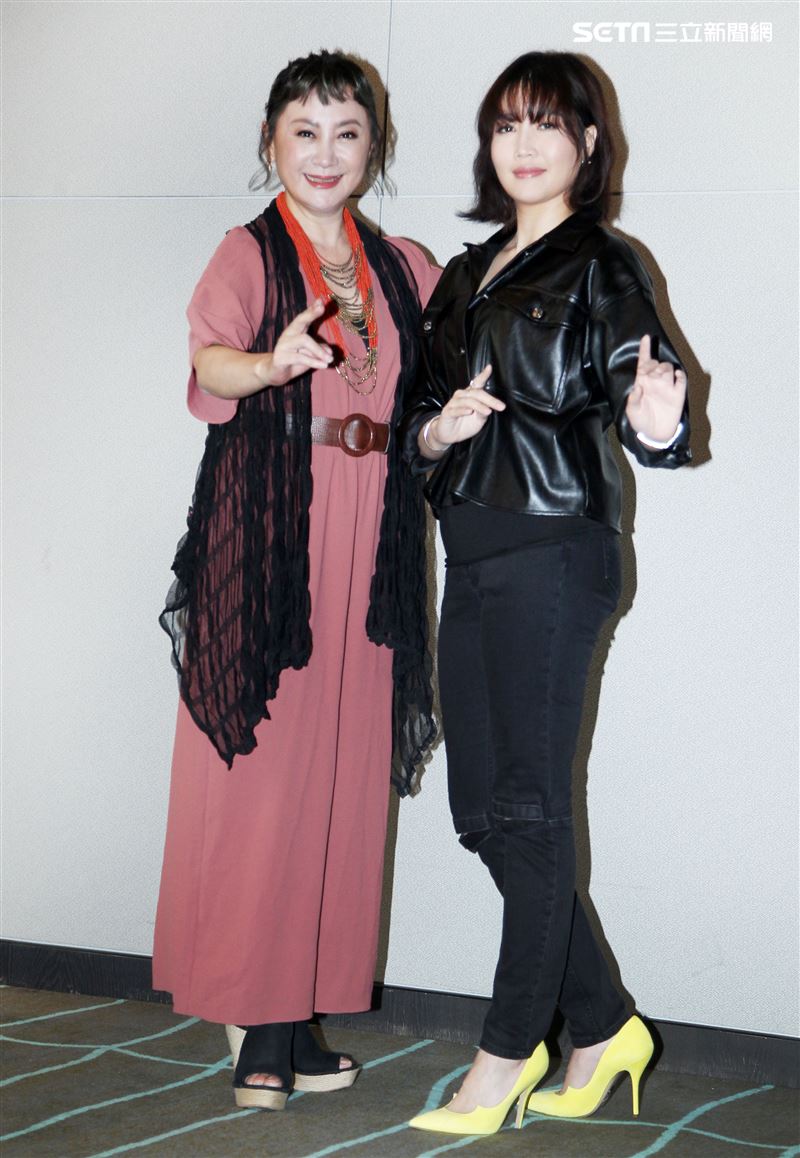 L-Ain演唱忠孝節義第三單元主題曲，陳亞蘭特別獻花致謝。（記者邱榮吉/攝影）