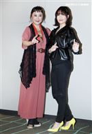 L-Ain演唱忠孝節義第三單元主題曲，陳亞蘭特別獻花致謝。（記者邱榮吉/攝影）