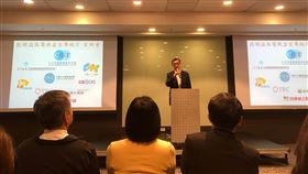 盜版內容每年造成283億損失 影視公協會祭檢舉獎金台灣有線寬頻產業協會理事長鄭俊卿表示，音樂、電影都已經受到智慧財產權很好的保護，但是有線電視頻道一直都是侵權行為的受害者，對產業造成很大的傷害。中央社記者吳柏緯攝 108年11月19日