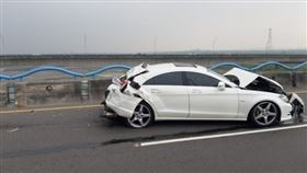 高雄,賓士,高屏大橋,夾擊,車禍（圖／翻攝我是屏東人）