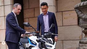 ▲布拉格市長賀瑞普與RevoNEX開心合照。（圖／翻攝zdenek.hrib IG）