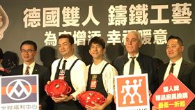 全聯店數今年破千 業績逼近1300億全聯營運長蔡篤昌（左1）19日表示，全聯門市持續翻新、改造店面，年底前門市將破千間，將達1002間，今年業績將逼近1300億元，較去年成長約100億元。中央社記者蔡芃敏攝 108年11月19日