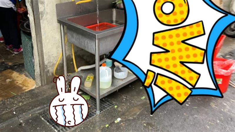 小吃店食材放水溝上浸泡　網：超噁心