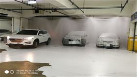 停車場,消防,泡沫,滅火,烤漆,洗車　圖／翻攝爆廢公社