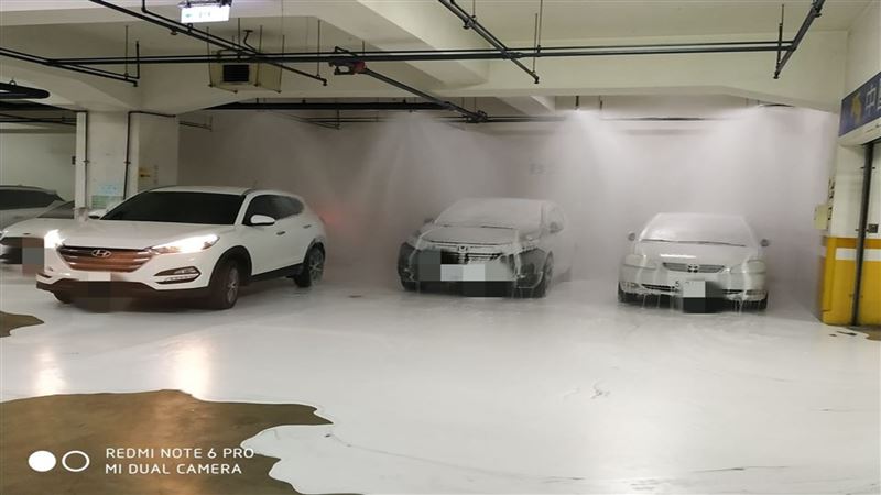 停車場下泡沫雨！內行人驚：烤漆毀了