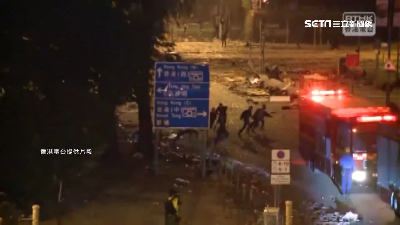 理大示威者欲逃！防暴警強壓制伏