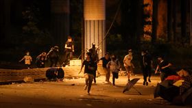 示威者欲闖越理大外圍封鎖線香港反送中運動延燒至校園，香港理工大學成警民對峙戰場，警方更在學校周邊設下封鎖線守株待兔，19日深夜有示威者欲闖越封鎖線離開，但很快被發現。中央社記者吳家昇攝　108年11月19日