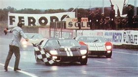 ▲Ford在1966年的「利曼24 小時耐力賽」成功打破Ferrari 五連冠紀錄，一舉奪下該賽事前三名。（圖／Ford提供）