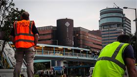 香港理大遭包圍　媒體守候消息近來香港反送中運動爆發激烈警民衝突，警方18日起包圍香港理工大學，並在校區外設防線，大批媒體19日在校外守候消息。中央社記者吳家昇攝　108年11月19日