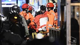 圖／翻攝自立場新聞）
https://thestandnews.com/politics/%E6%B2%B9%E9%BA%BB%E5%9C%B0%E6%8A%95%E9%96%83%E5%85%89%E5%BD%88%E6%8B%89%E4%BA%BA-%E7%9B%AE%E6%93%8A%E8%80%85%E6%8C%87%E4%BA%BA%E8%B8%A9%E4%BA%BA-%E8%AD%A6