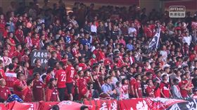 昨（19）日晚間2022世界盃外圍賽在香港大球場開踢，由地主香港迎戰柬埔寨，終場以2球之差完勝柬埔寨。香港緊張情勢持續升溫，大批香港球迷賽前唱國歌時怒噓中國國歌「義勇軍進行曲」，並大聲頌「願榮光歸香港」，且約有半數球迷背對球場、比出中指，高舉「查警暴，止警謊」布條，抗議港警的暴力拘捕和鎮壓行動。（圖／翻攝自香港電台視像新聞臉書）