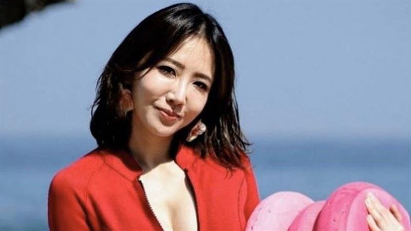 謝忻路邊大洩美胸！轉身蜜桃美尻爆出