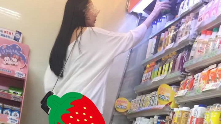 女穿長版衣逛街　抬手驚曝下身黑三角