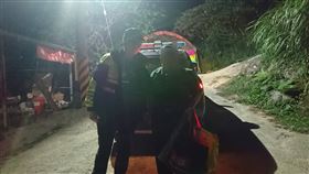 雪中送炭！寒風黑夜孤立公車站牌　金山暖警護送無助男回家（圖／新北市金山分局提供）