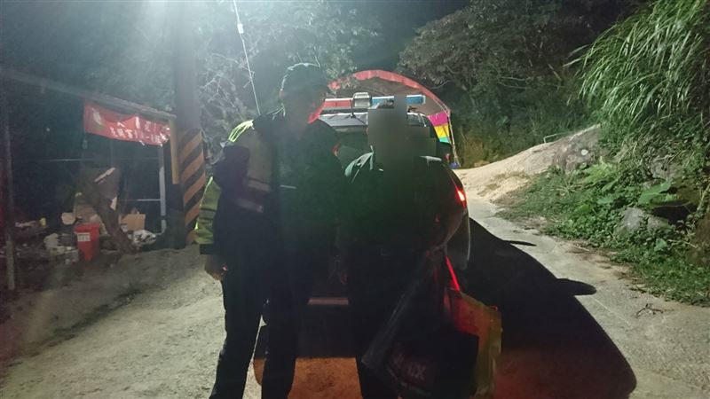 寒夜孤立公車站牌　暖警護送男回家