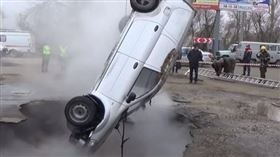 俄羅斯發生熱水管線爆炸，地板塌陷，連人帶車掉入熱水坑 燙死。（圖／翻攝自YouTube)
