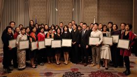 本次授勳儀式由法國總部教學總監Caroline ROZES來台主持。照片法國葡萄酒文化教育協會提供。