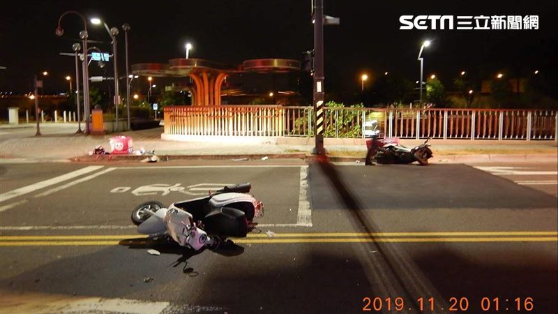 2外送員搶快路口對撞　尷尬竟是同家