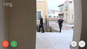 一名現居美國的女網友每個月花費60美元（約新台幣1830元）購入和警局連線的居家保全系統；沒想到昨（19）日在公司上班時，已設置遠端連線的手機突然響起警報，原PO在監視器畫面中驚見數名身材壯碩的警察出現在家門口，讓她嚇得立刻奔回家查看，結果發現是一場自造的烏龍，瞬間糗到無地自容。（圖／翻攝自爆廢公社）