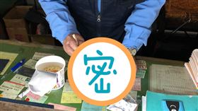  爆廢公社，阿伯為了不吃青蔥，努力從粉包一點一滴的挑起來。（圖／翻攝自爆廢公社）