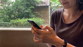 圖／記者谷庭攝,用手機,滑手機