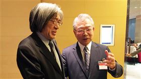 許勝雄：資金哪來不重要  優化投資環境才要緊三三會20日舉行例會，邀請PCHome董事長詹宏志（左）以「新貿易國：跨境電商帶來的啟發」為題演講；三三會理事長許勝雄（右）會前接受採訪時說，台商資金哪來不重要，重點是投資是否增加、投資環境是否變好。中央社記者蔡芃敏攝  108年11月20日