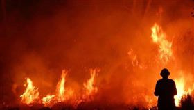 澳洲多處爆發野火，危及多個社區的數千名民眾。東南部超過100所學校20日停課，官員警告身處高風險地區的民眾準備撤離。（圖取自twitter.com/ScottMorrisonMP）