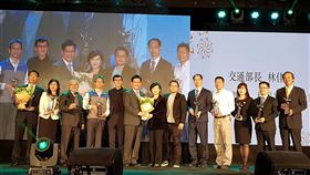文馨獎頒獎　聆聽花開的聲音協力企業獲特別獎2019第14屆文馨獎19日頒獎，評審團特別獎頒給2018台中花博裝置藝術「聆聽花開的聲音」的11家協力企業，文化部長鄭麗君（中）出席頒獎，交通部長林佳龍（左6）、豪華朗機工成員張耿華（右6）也驚喜現身。中央社記者鄭景雯攝　108年11月19日