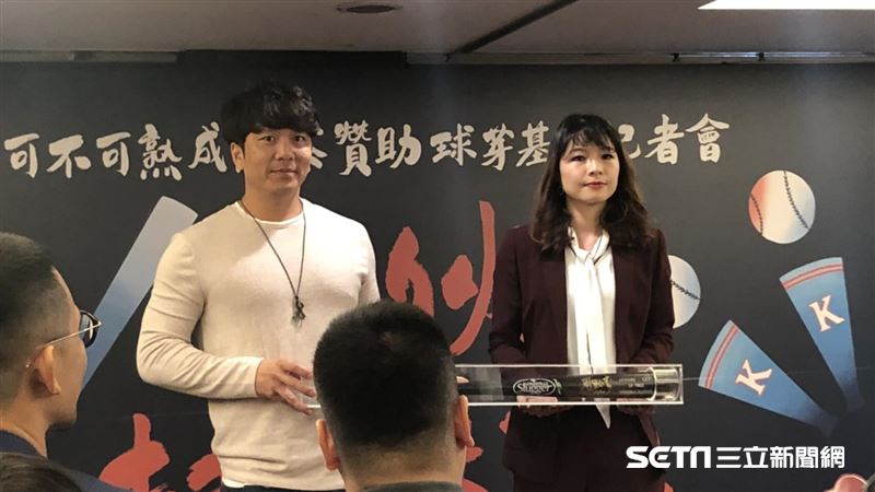 中職／周董送球員赴日　強調唸書重要