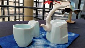 陶博館跨界合作設計茶山雲舞茶具組（1）新北市立鶯歌陶瓷博物館與陶藝家卓銘順合作，集結新北特色設計「茶山雲舞茶具組」，並搭配由法務部矯正署台北看守所自製的三峽藍染布為茶巾。中央社記者葉臻攝　108年11月20日