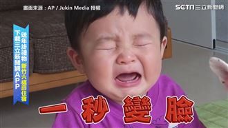 萌娃被搶餅乾變臉　狗狗不甘示弱反擊